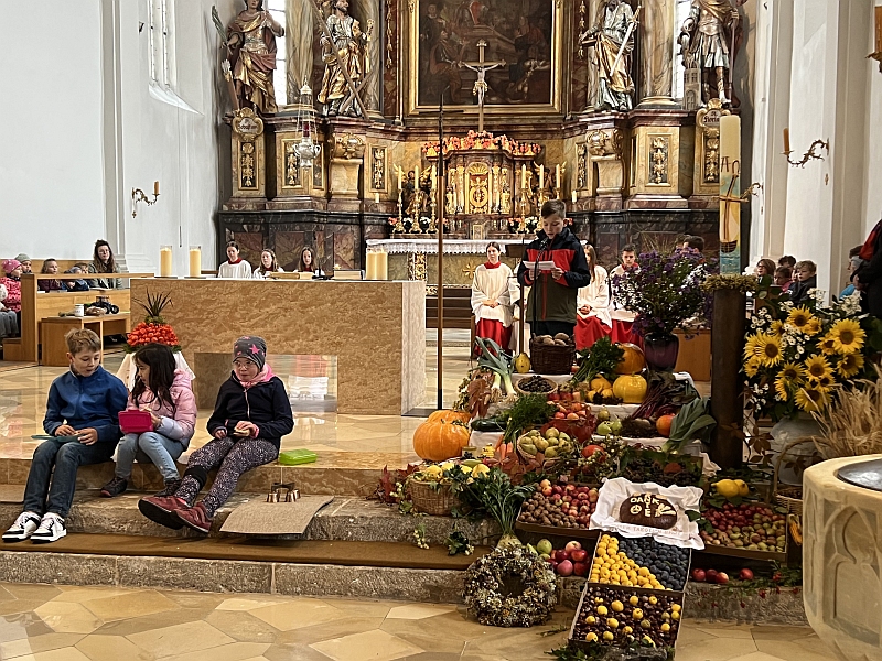 20251006 Erntealtar mit Kindern