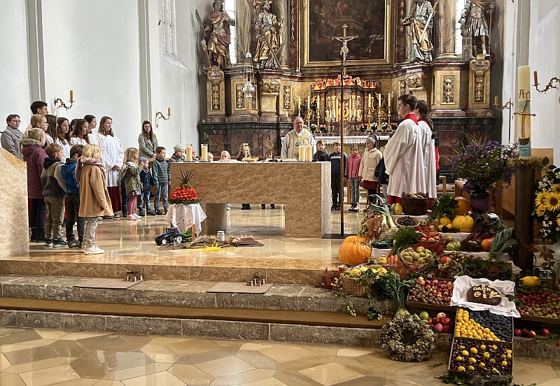 Pfarrer Birner zelebriert Familiengottesdienst mit Erntealtar