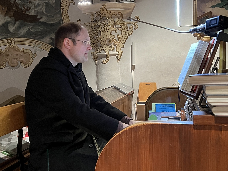 20251228 Mitsingkonzert Organist Rau