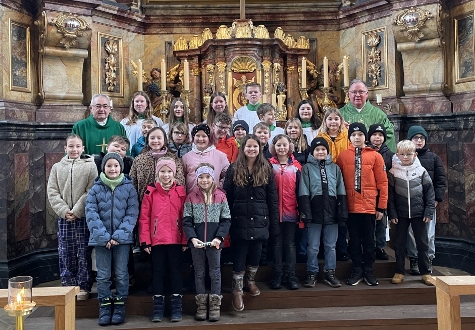 20260208 Erstkommunionkinder mit Pfarrer Birner(re) und Diakon Gerstacker