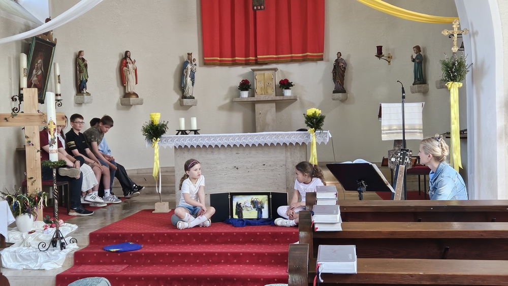 Maiandacht Kinder vor dem Altar mit Kino