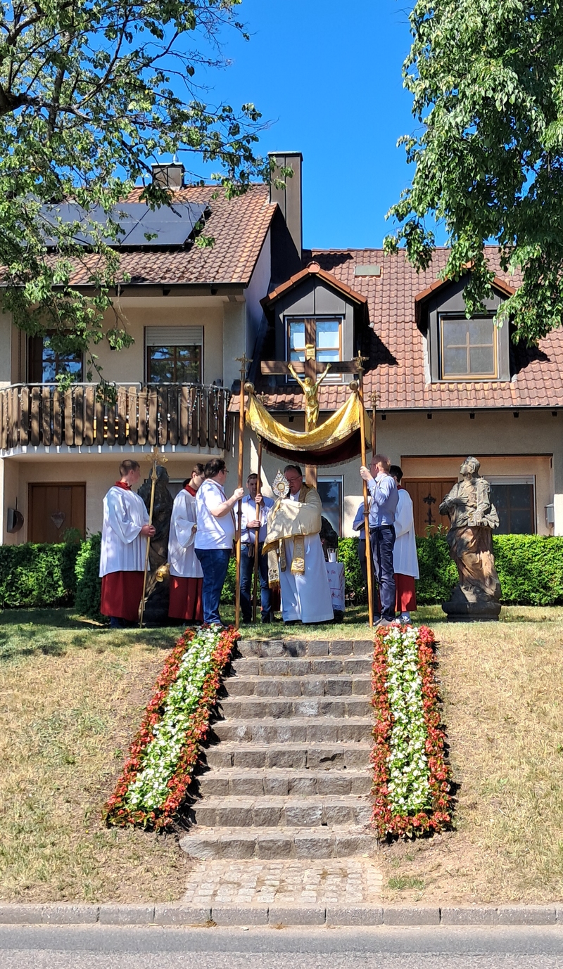 20260525 Frurprozession am Altar mit Pfr. Birner